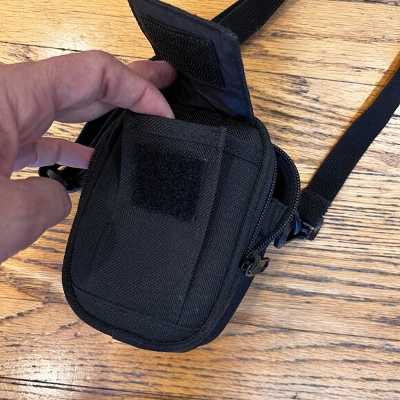 Lowerpro Small Black Portable Digital Camera Case with Adjustable Strap - Picture 7 of 12